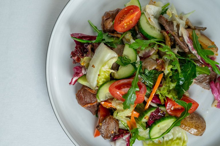 Ю Тёплый салат с телятиной и овощами